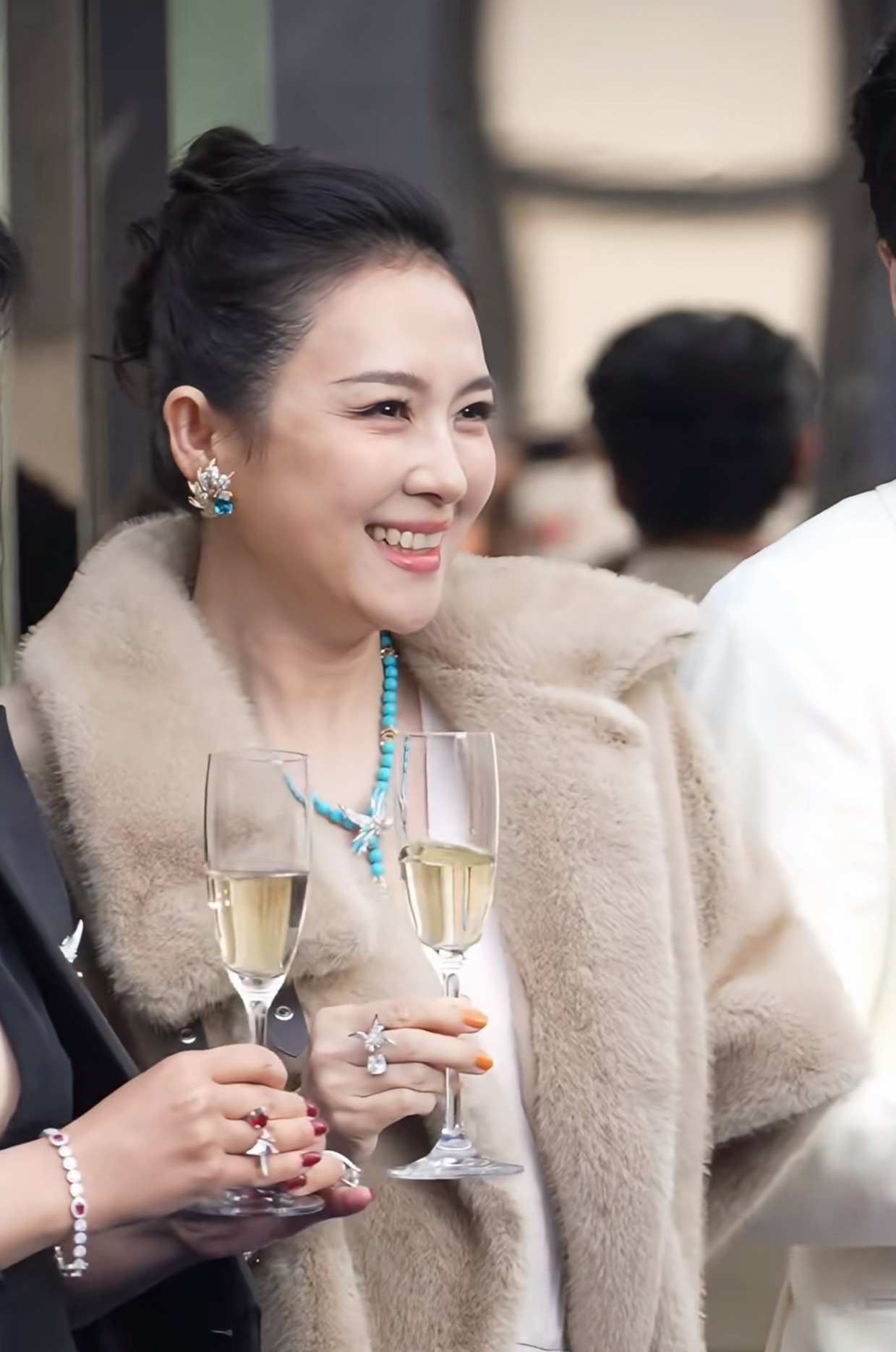 ？救命，这是我姨吗，今天的脸是怎么回事… 