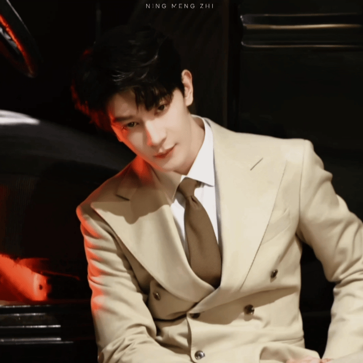 夏之光谁家的民国小少爷跑出来了 夏之光淡米色西装衬得他气质绝佳，戴眼镜的模样温润