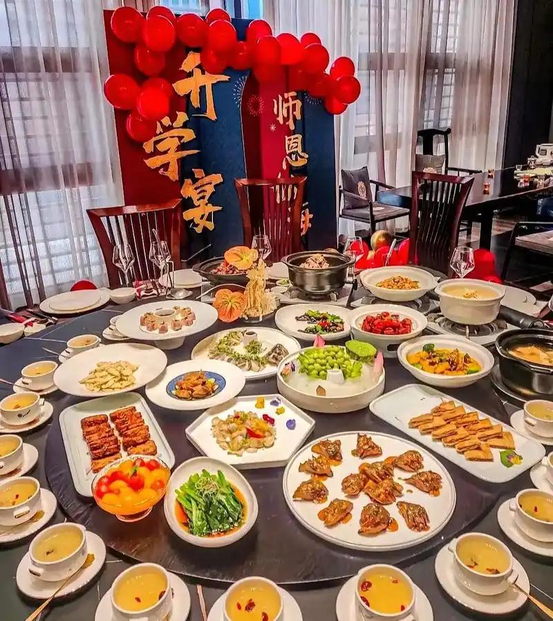 我认为升学宴不必全盘取消，但需要摒弃铺张攀比的风气，回归简单纯粹的本质。
 
如