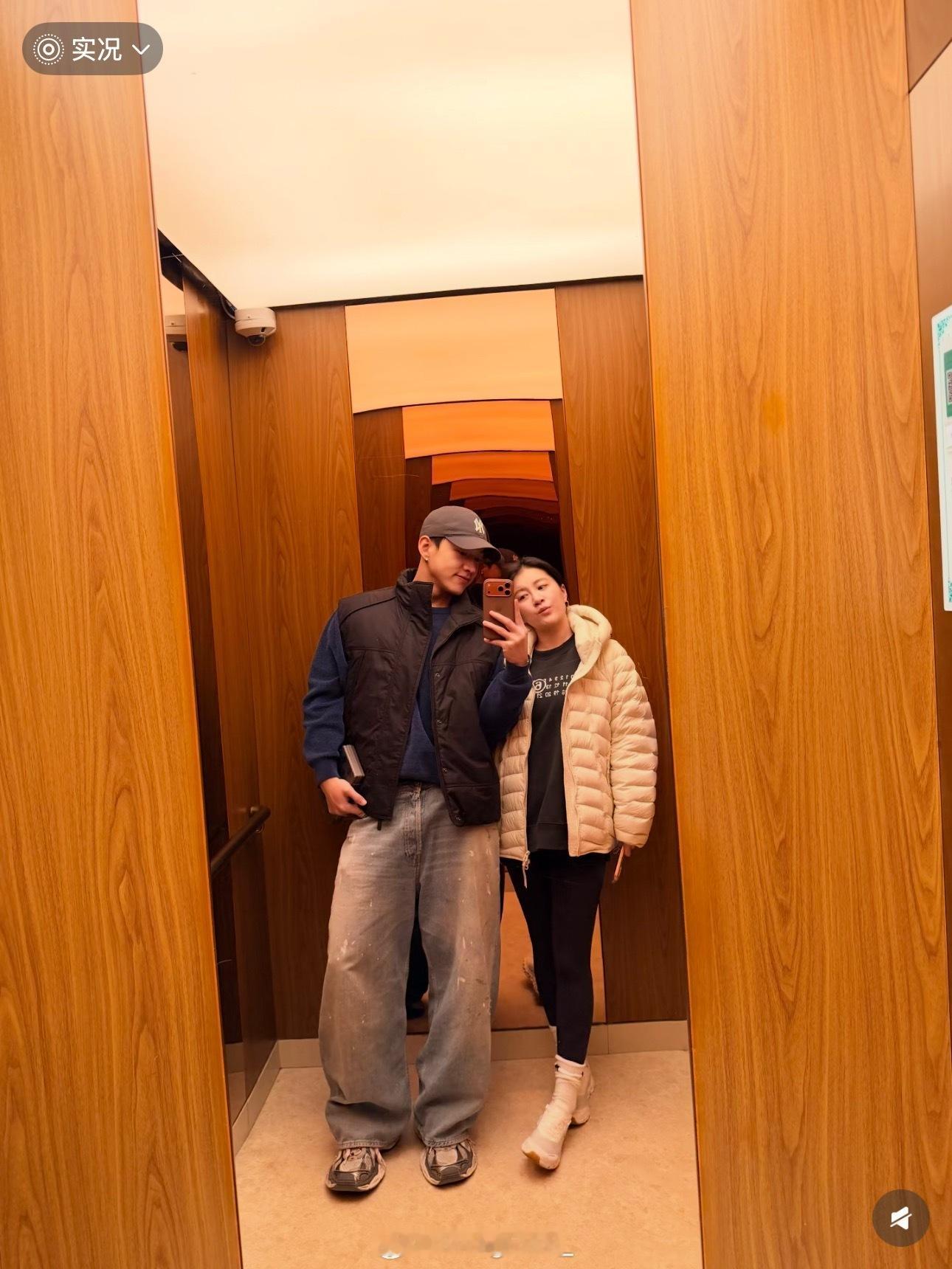 李嘉格男友晒照李嘉格和新男友秀恩爱又上热搜了：有爱才会合拍！ 