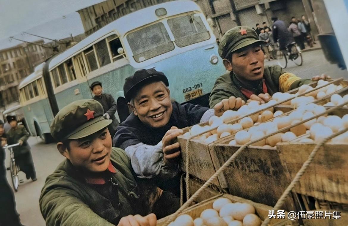 1963年，上海，“南京路上好八连”的战士们，在执勤间隙帮菜场职工推运鸡蛋车的瞬