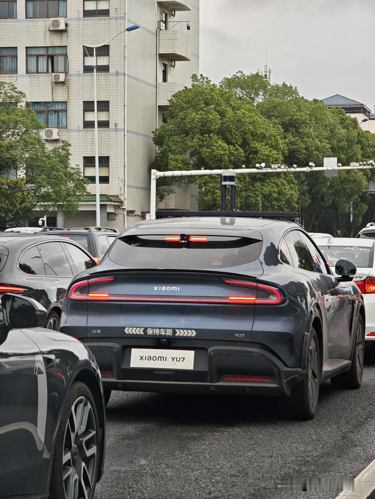 米粉回答我这是什么车？车顶上还有这么大一个圆柱体？
