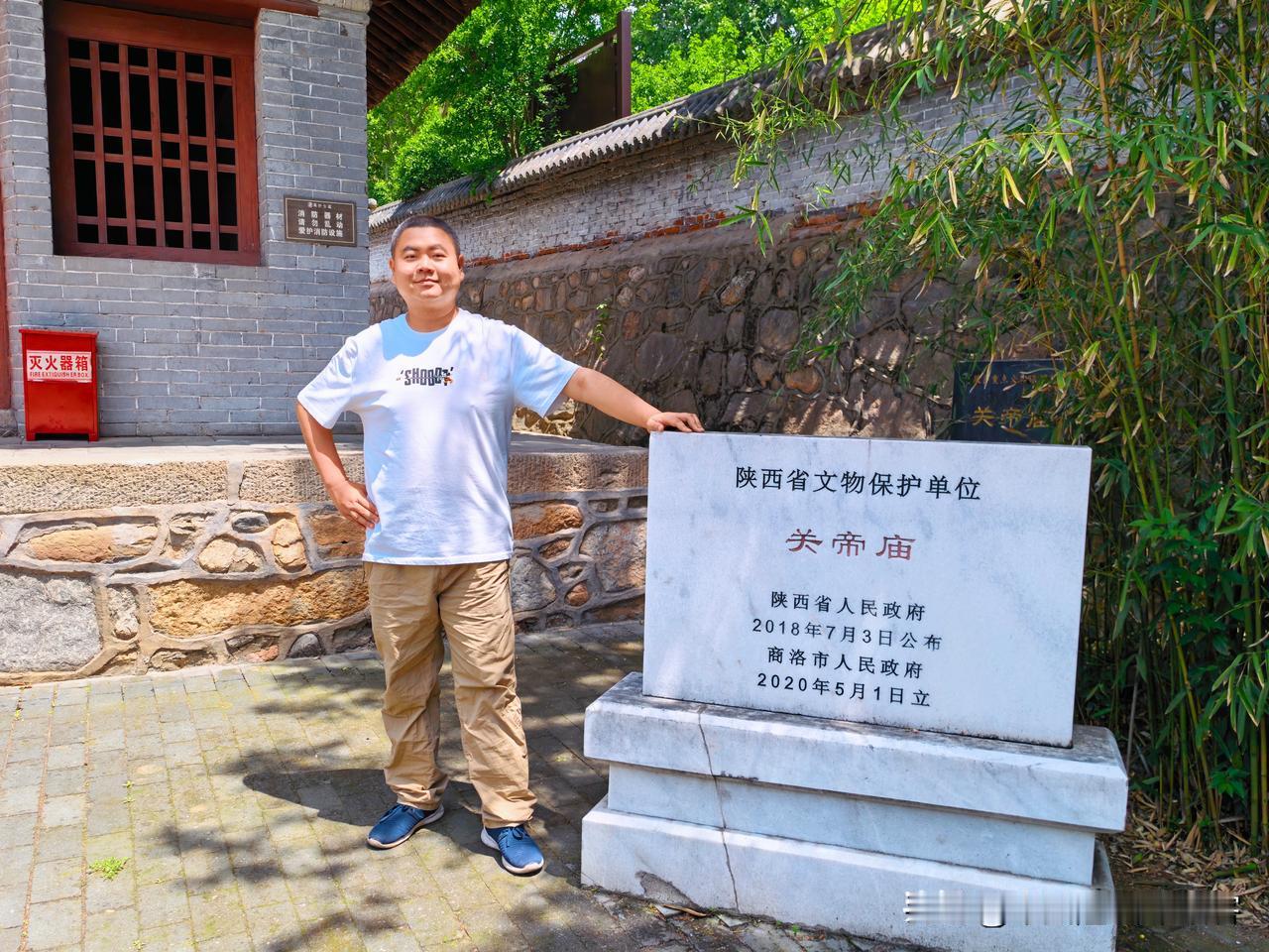 在商洛市丹凤县棣花古镇，有两座并排而立的小庙宇，分别是修建于金代的二郎庙和修建于