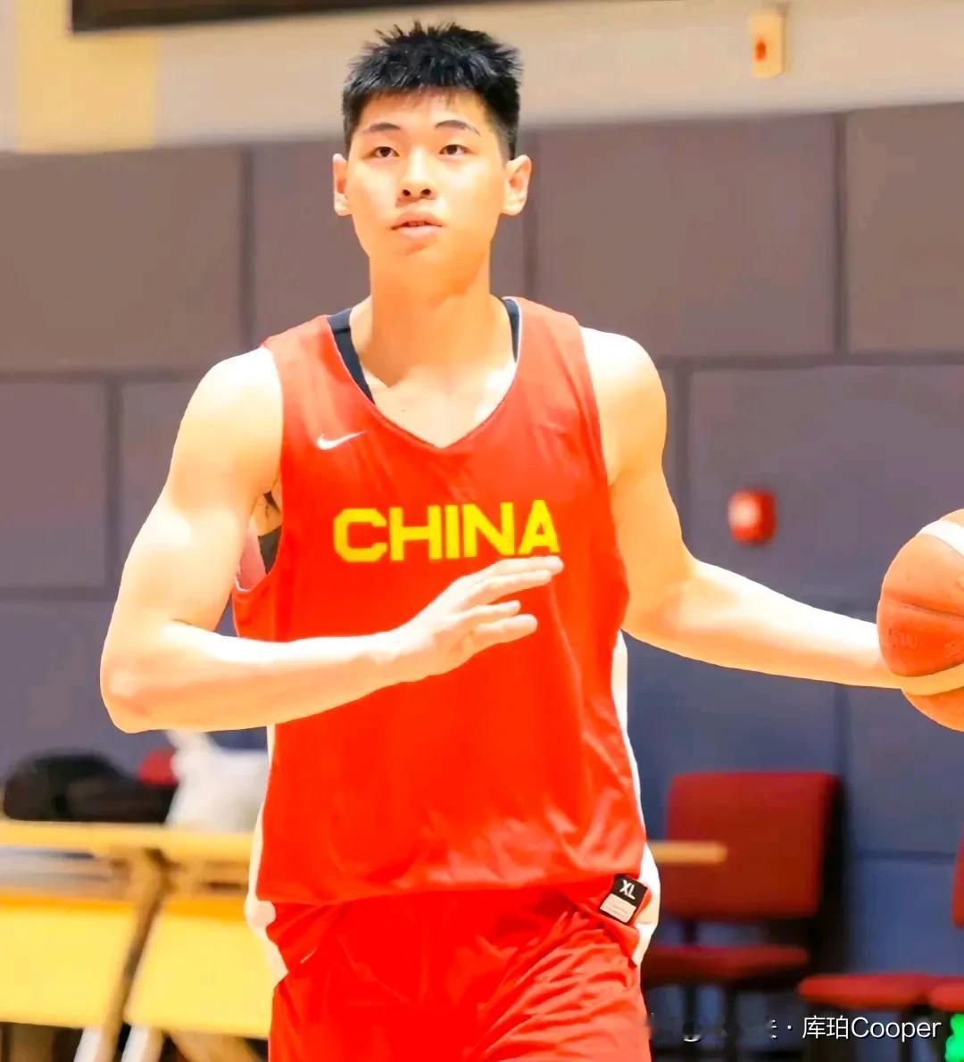 崔永熙在美国夏联听闻一消息后，如同洗冷水澡，开拓者把三个双向合同全用完了，小崔只