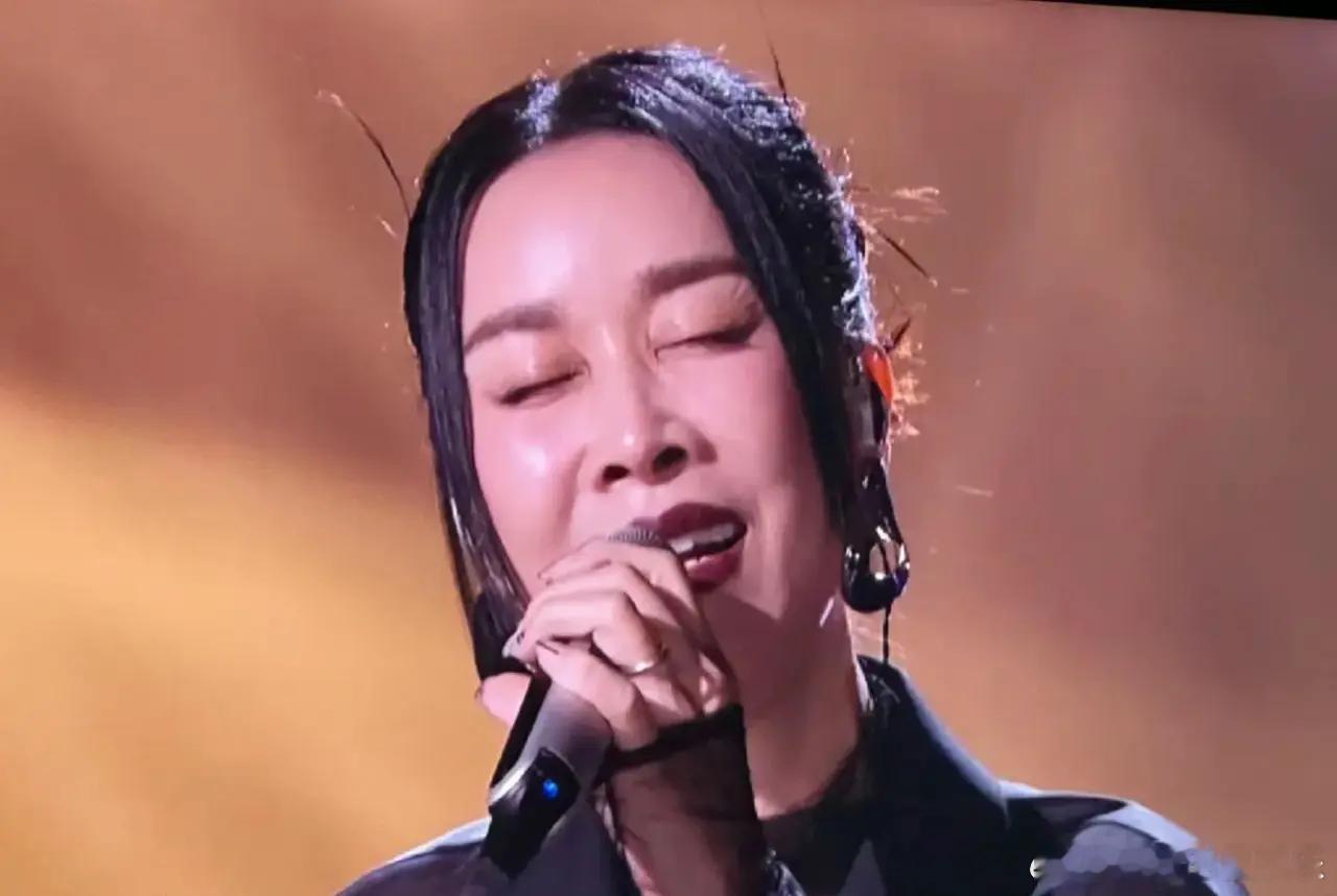 我说句实话，那英期期都跑调。。我不是乐评人都听得出，而且她声音是飘的，根本不敢唱