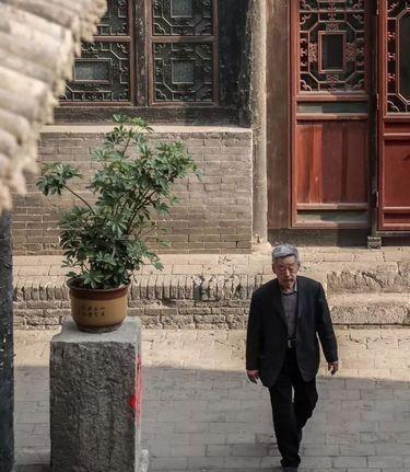 1997年，48岁的耿保国不顾妻子反对，借遍亲朋好友又咬牙贷款几十万，终于凑够了