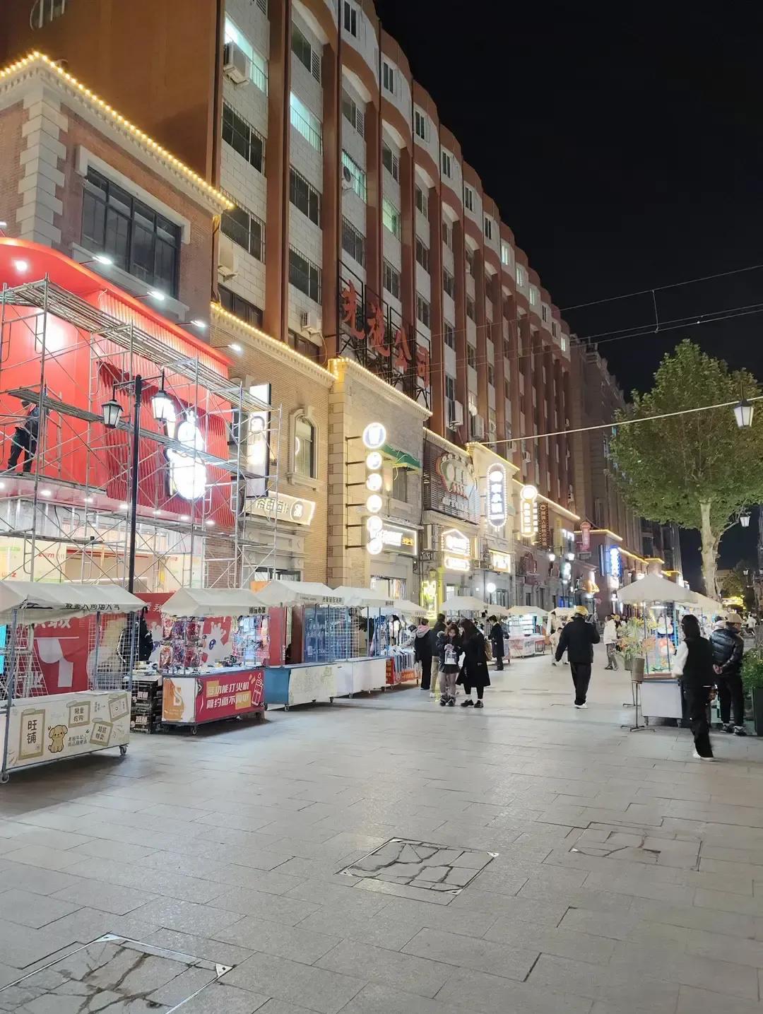 洛阳老百货大楼的售货员把三十年柜台故事拍成短视频。
我刷到的时候他正把旧算盘塞进