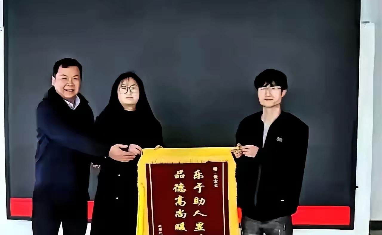 湖南，一网约车司机在接单途中突发疾病，于是他向后座的女乘客求助，没想到女乘客二话