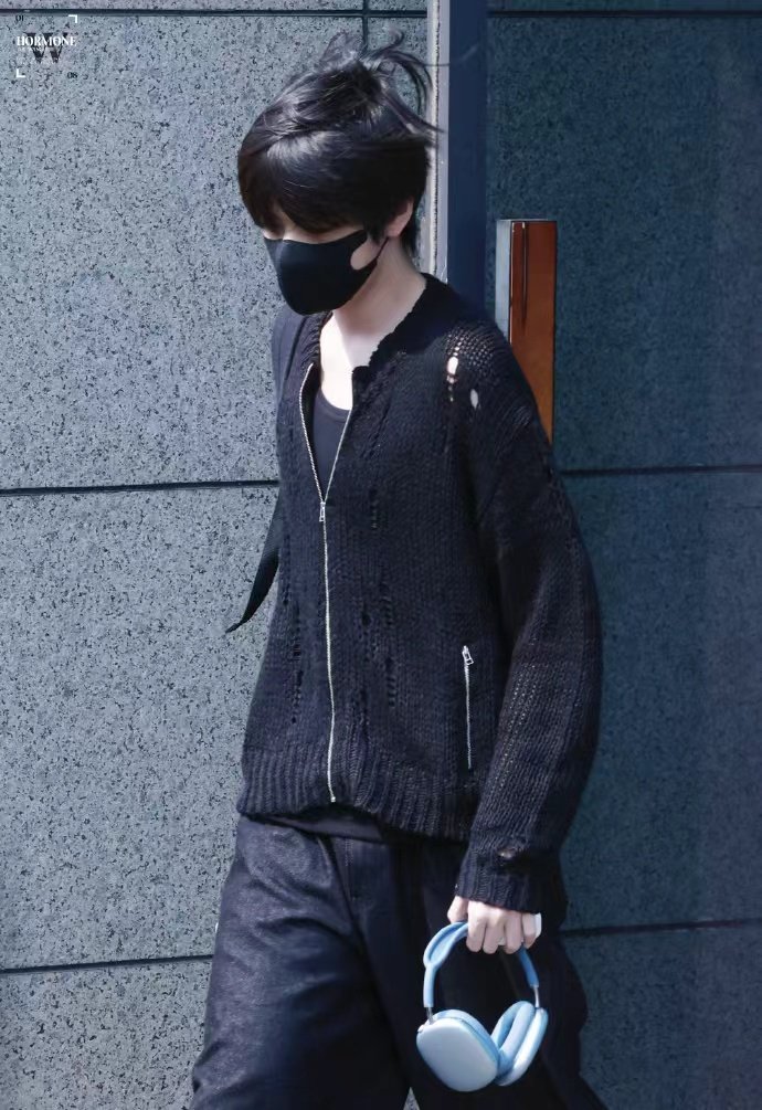 王橹杰黑色破洞针织衫好性感 王橹杰呆毛针织衫上班王橹杰黑色破洞针织衫好性感，王橹