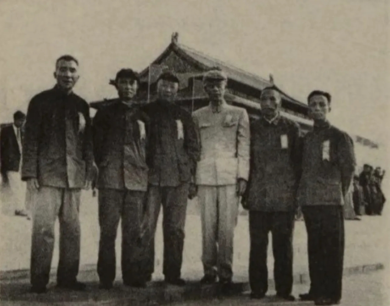 没想到1960年天安门前的这张普通合影，居然凑齐了末代皇帝、抗日名将、还有蒋介石