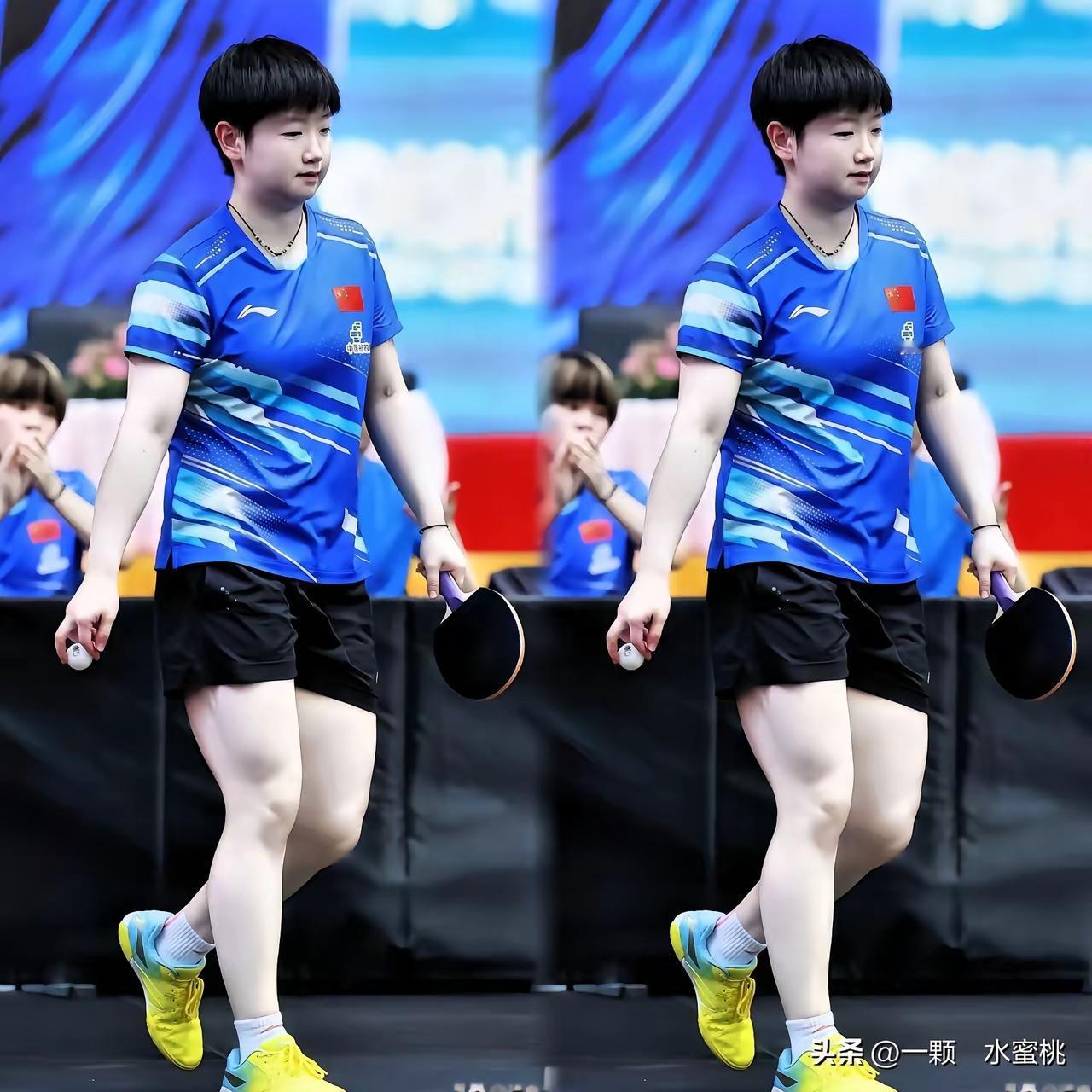 眼前走来
一个小莎
她是那样魅力无限哪！

阳光正好
太阳高高
莎莎走路一溜小跑