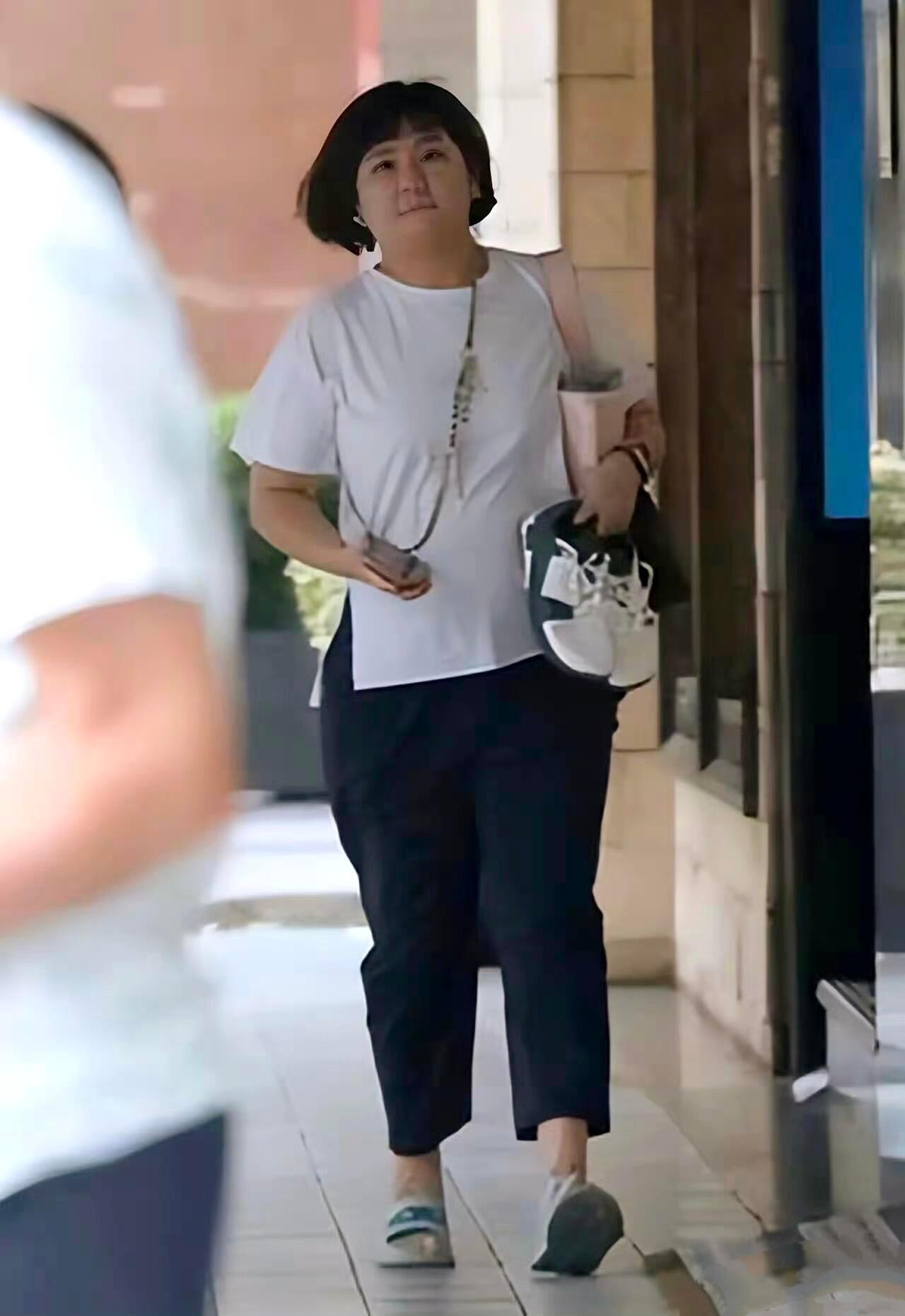 任家萱胖了其实挺好的！44岁Selina“任家萱”接孩子放学，胖了五十斤身材浮肿