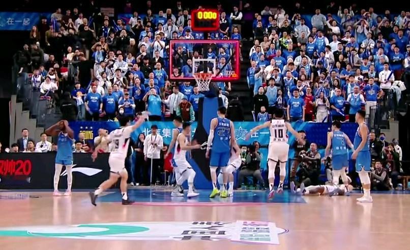 北京输的一点都不冤！！！

离谱：珀塞尔轻松完成压哨绝杀，赛后山东主帅被采访的时