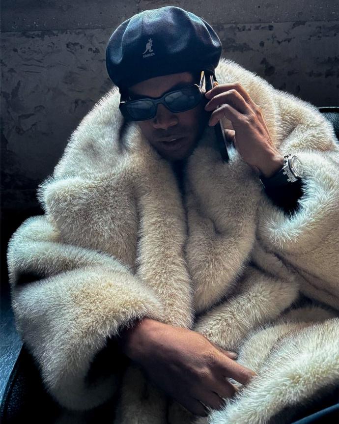 巴黎时装秀，罗纳尔迪尼奥被球迷调侃秀出了白云范，[捂脸][捂脸]精灵的生活确实挺