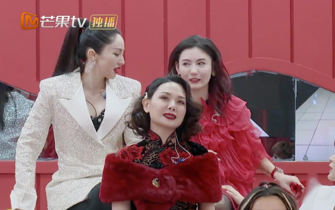 她们都是四十多岁的女人，但她们都美丽可人着呢，这张照片里的程莎颜值可不低于绝色佳
