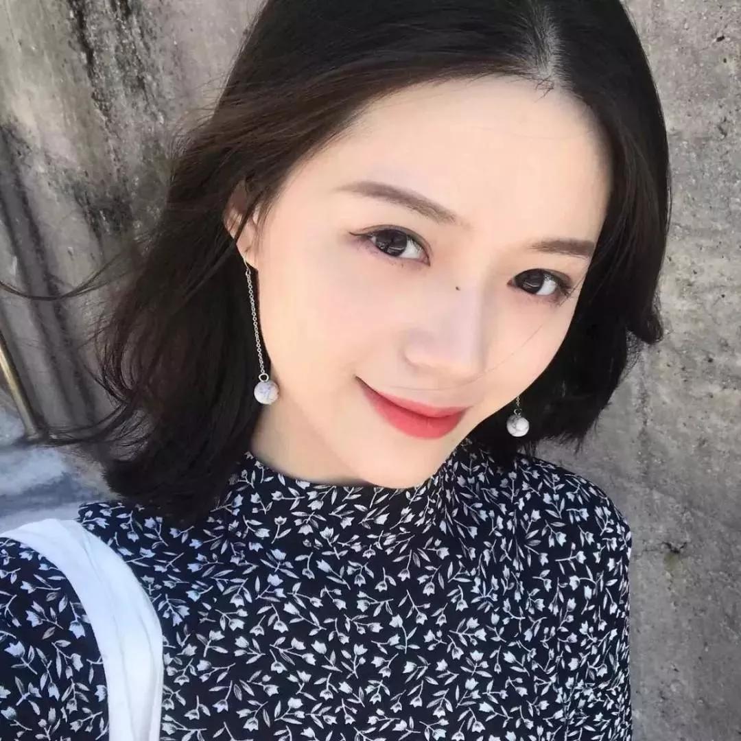 温柔微笑，自然美丽，时尚穿搭。大方优雅穿搭 温柔大方的穿搭 简约迷人穿搭 简约气