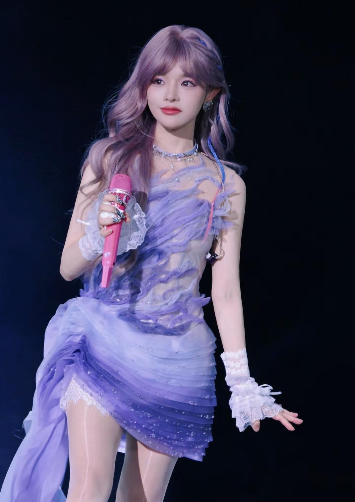  黄霄雲的高音一出来，整个世界都安静了，只剩她的声音在发光[赞]舞台是她的主场，