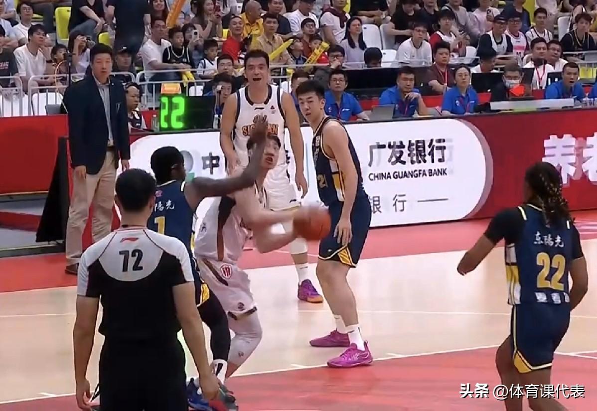 本土球员仅徐杰、张皓嘉得分，广东男篮主场战四川半场仅33分！北京时间2026年3