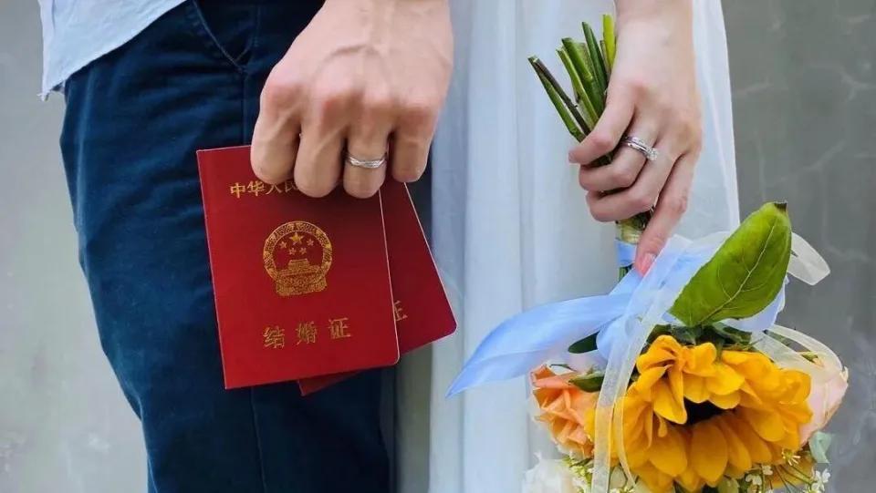 现在多地都在发钱奖励结婚，真是太让人羡慕了！
浙江宁波面向2025年10月28日