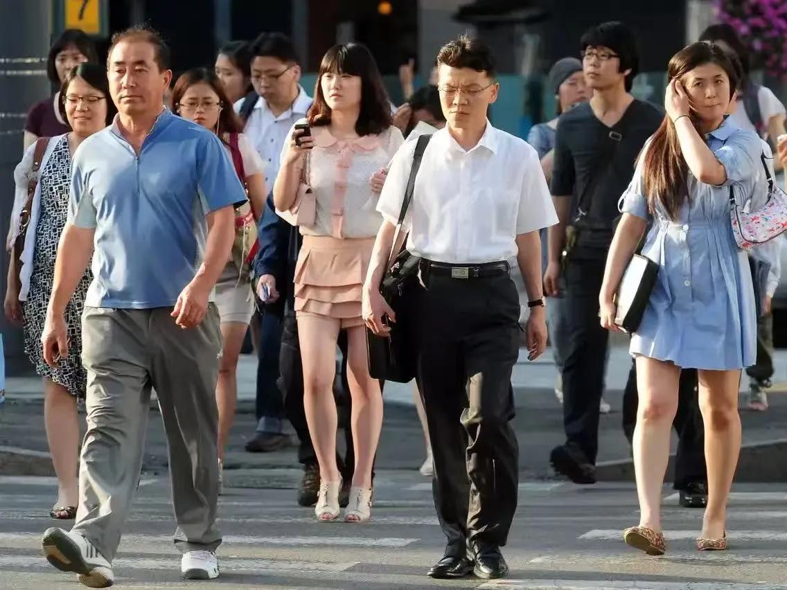 2.49%的富人掌握全国81.9%的居民储蓄，最近的中国经济出现了40多年从未见
