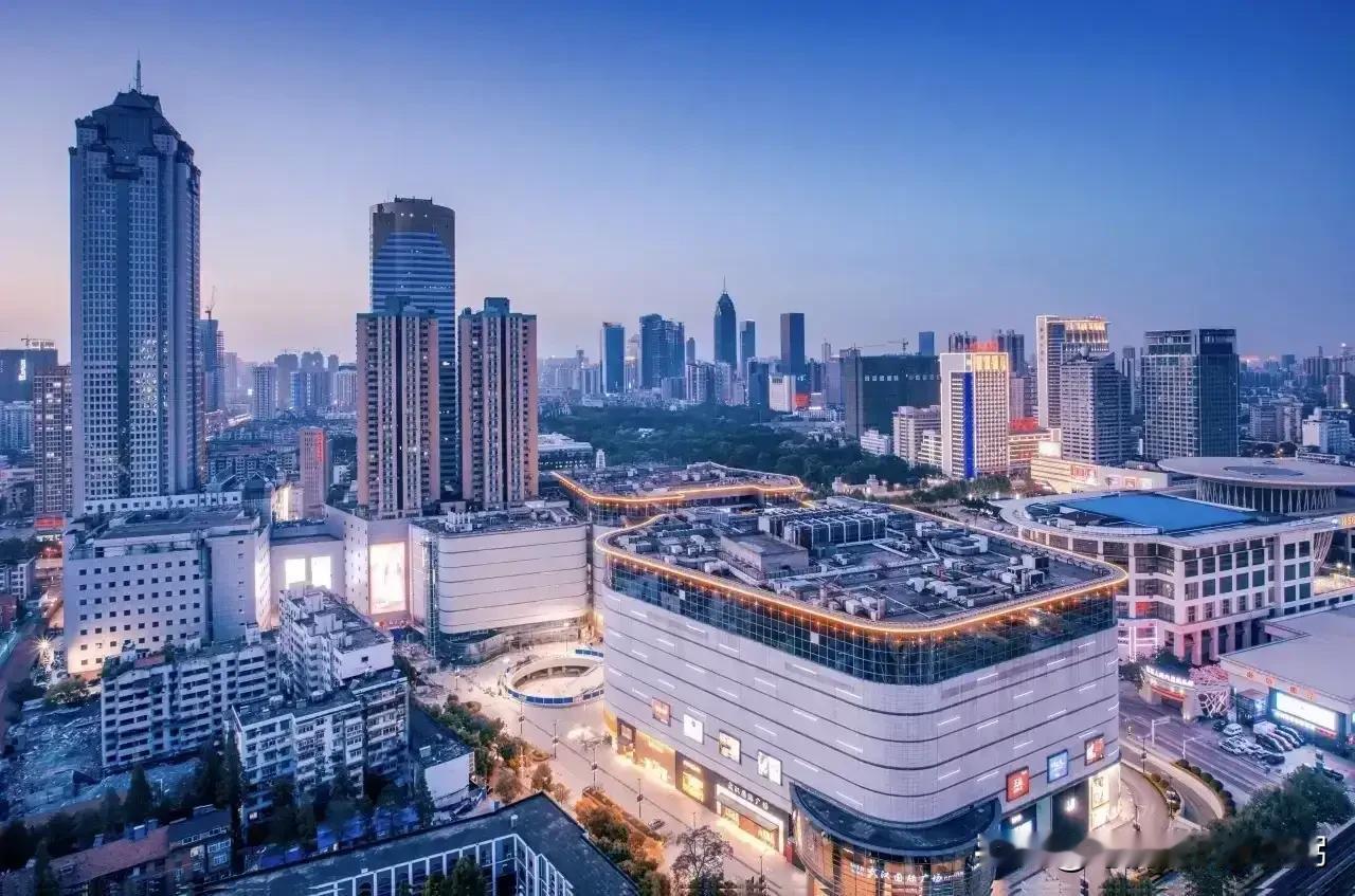 真是没想到！武汉在短短五年内，GDP连续跨越了五个新台阶。
 
2020年：15