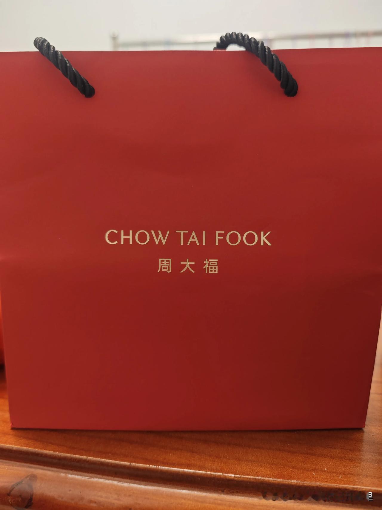 余华老师说:“人和人交往还是少说话，克制表达欲，平静温和就行，不自卑也别炫耀。别