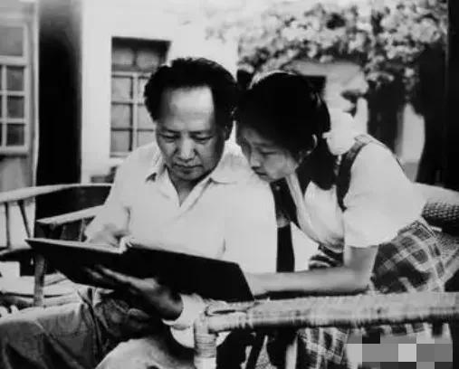1957年，毛主席的女儿李敏把同学的日记本带回家，谁知毛主席看完后，不仅进行批阅