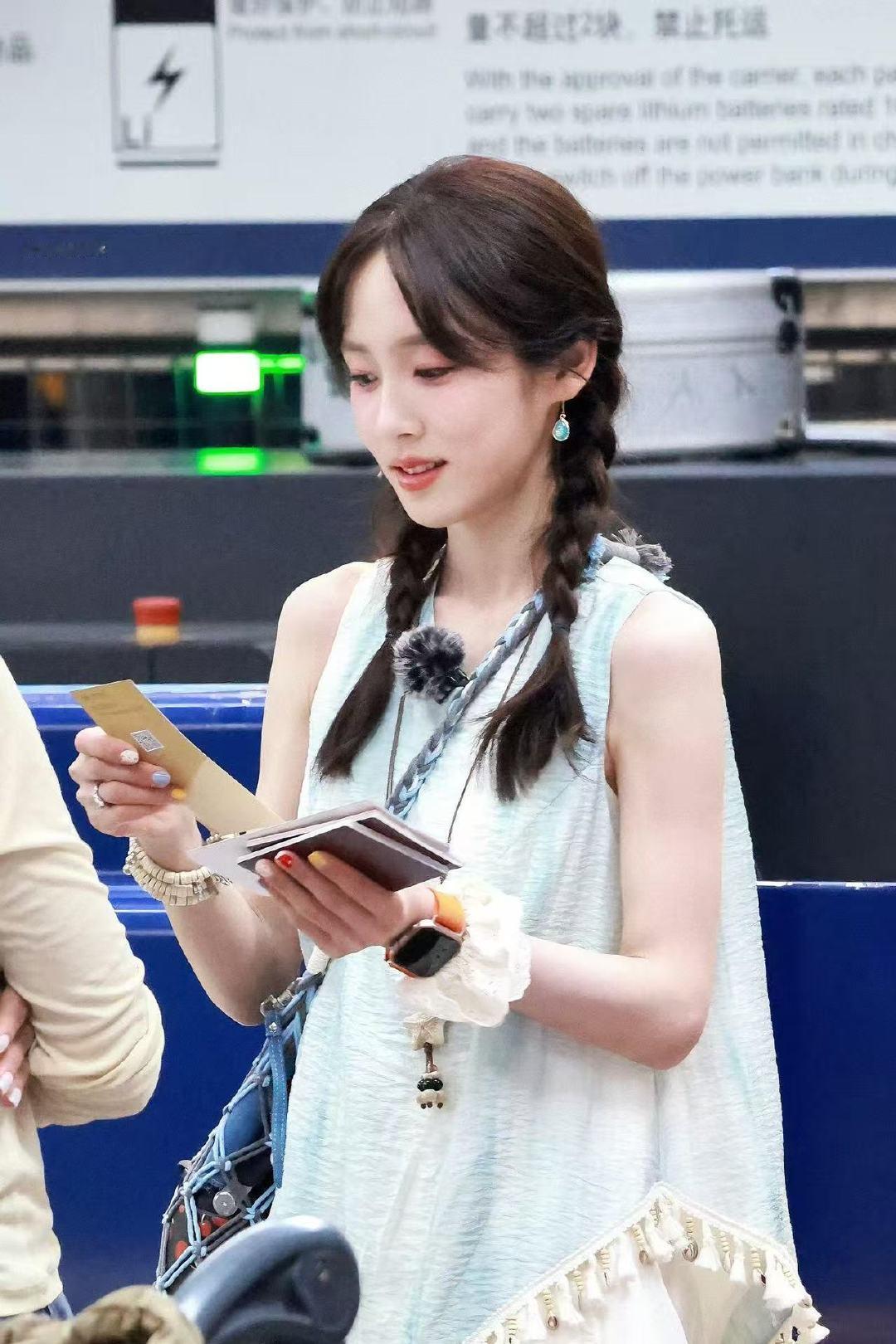 王可手绘花少群像王可花少手写信花儿与少年 信里写的“旅途是新生，是见世界见山海”