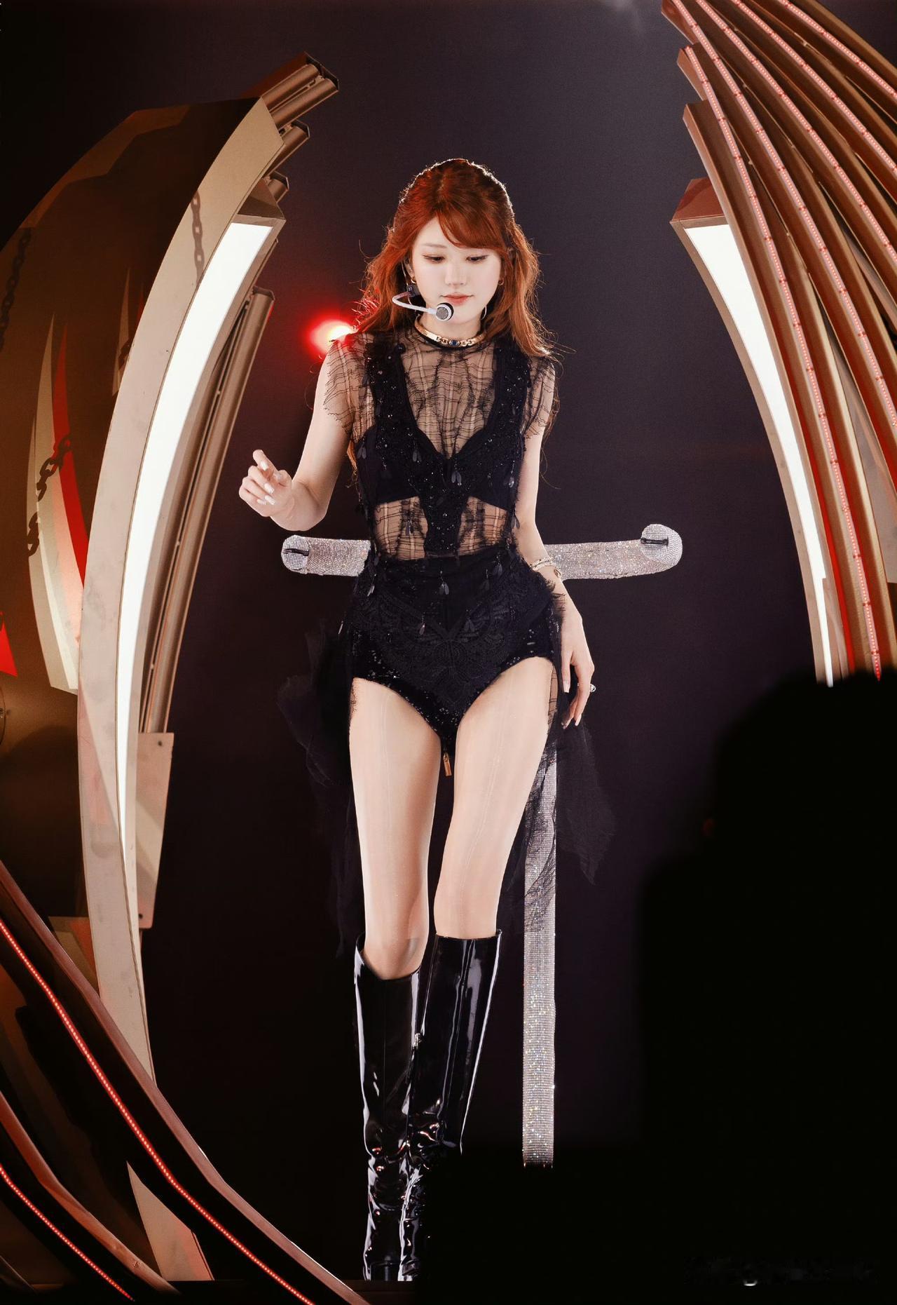 赵露思原经纪公司银河酷娱有大变动。

企查查显示，上海云锋新呈等5家公司退出股东