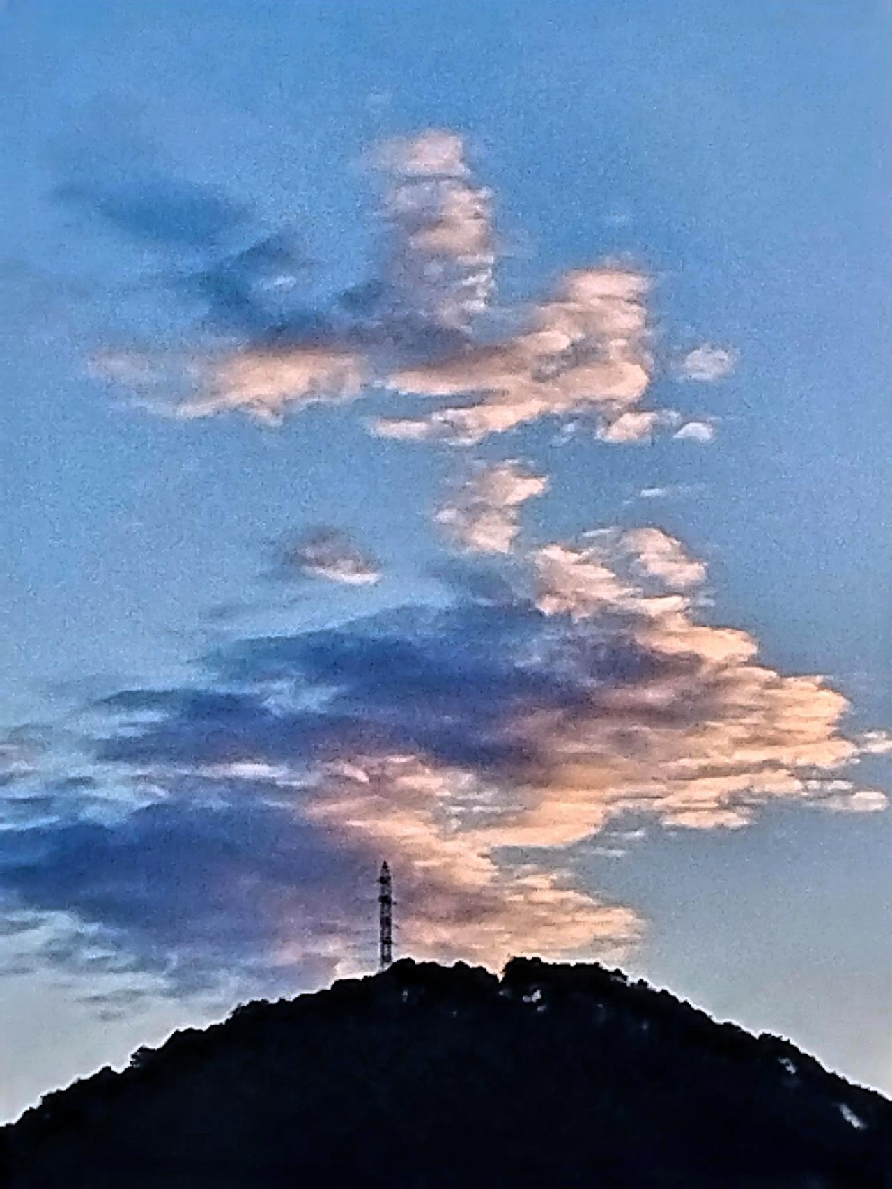 看远处山峦，在夕阳映照下，轮廓愈发柔和，好似被大自然轻柔抚摸。天空云朵染成橙红，