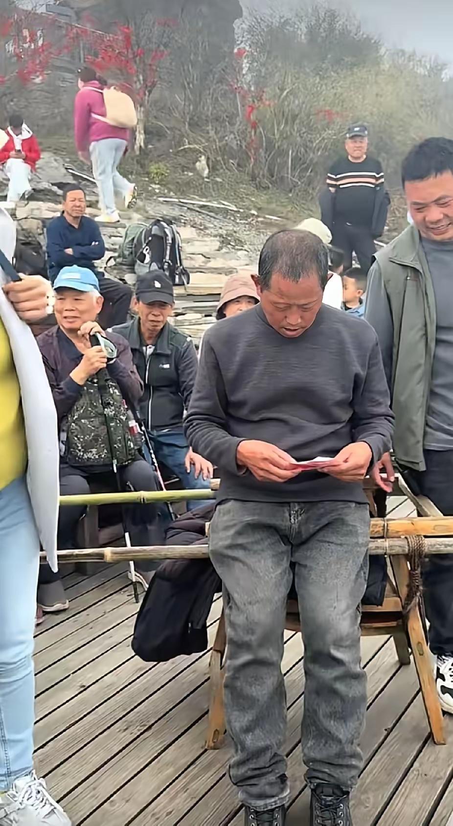 刚被轿夫从山脚抬到山顶的女子，突然做出的一个举动，让轿夫大哥瞬间落泪了。

这事