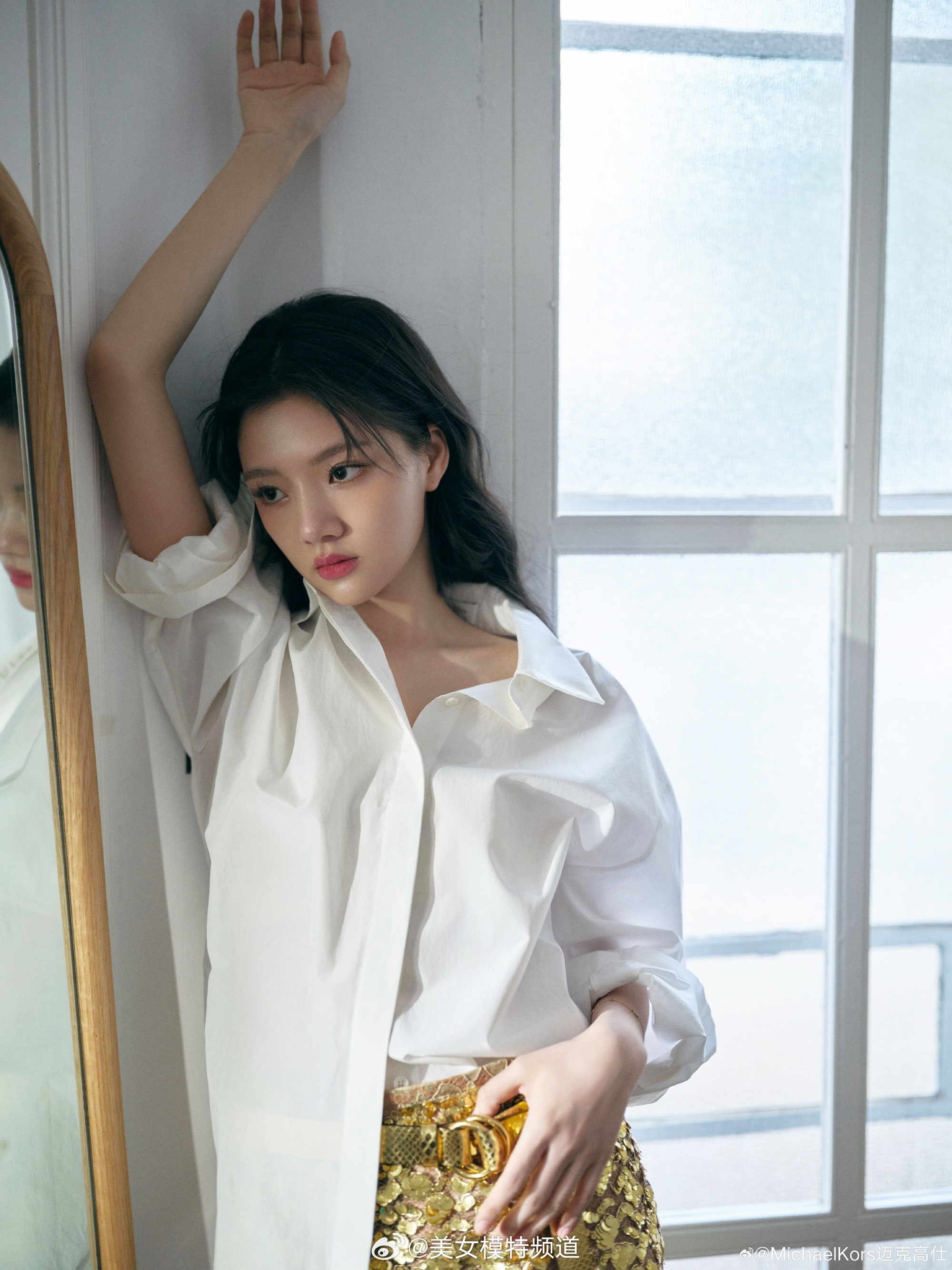任敏白衣短裙美腿图集 