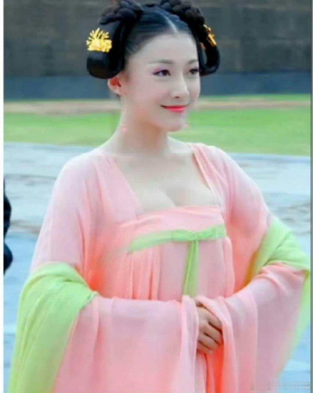 抹胸居然是后期为了播出剪辑的，唐朝真的这么开放吗 ​ ​​​