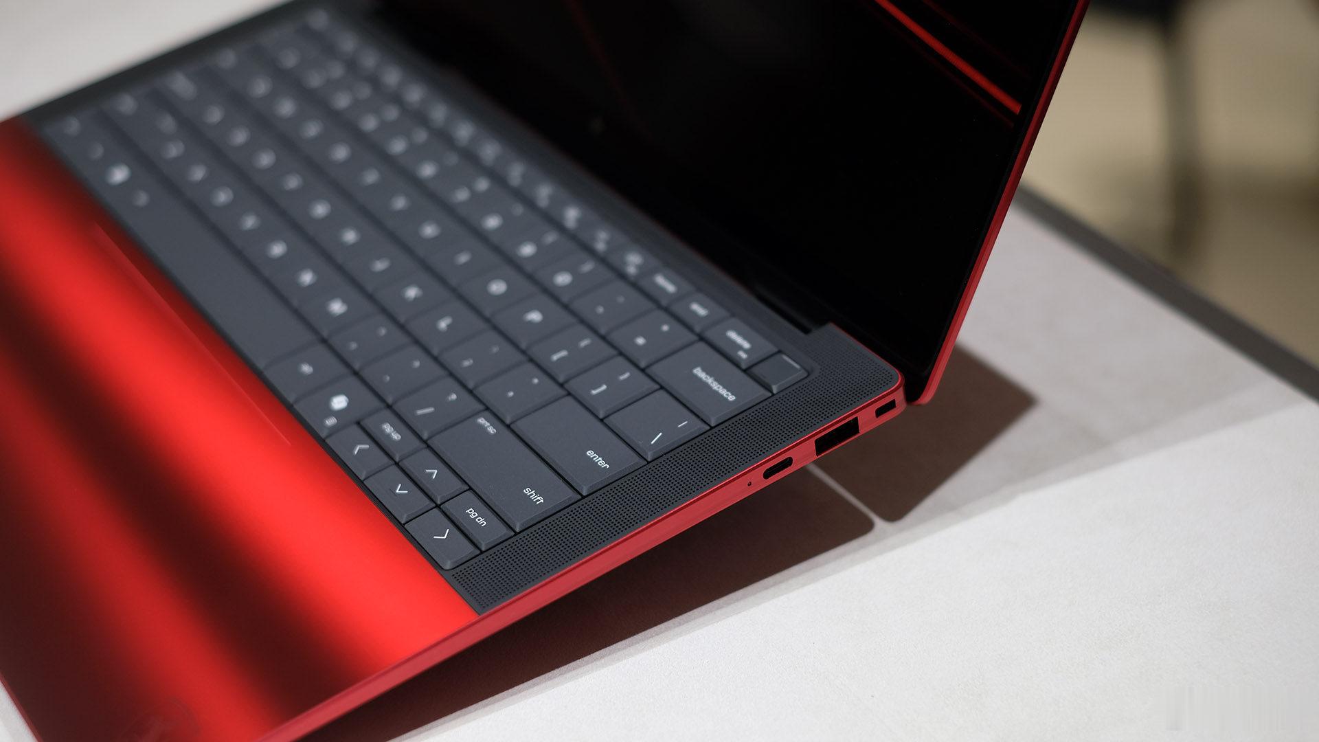 法拉利和惠普设计师、工程师近2年的合作成果——HP 限量版法拉利 AI PC 亮