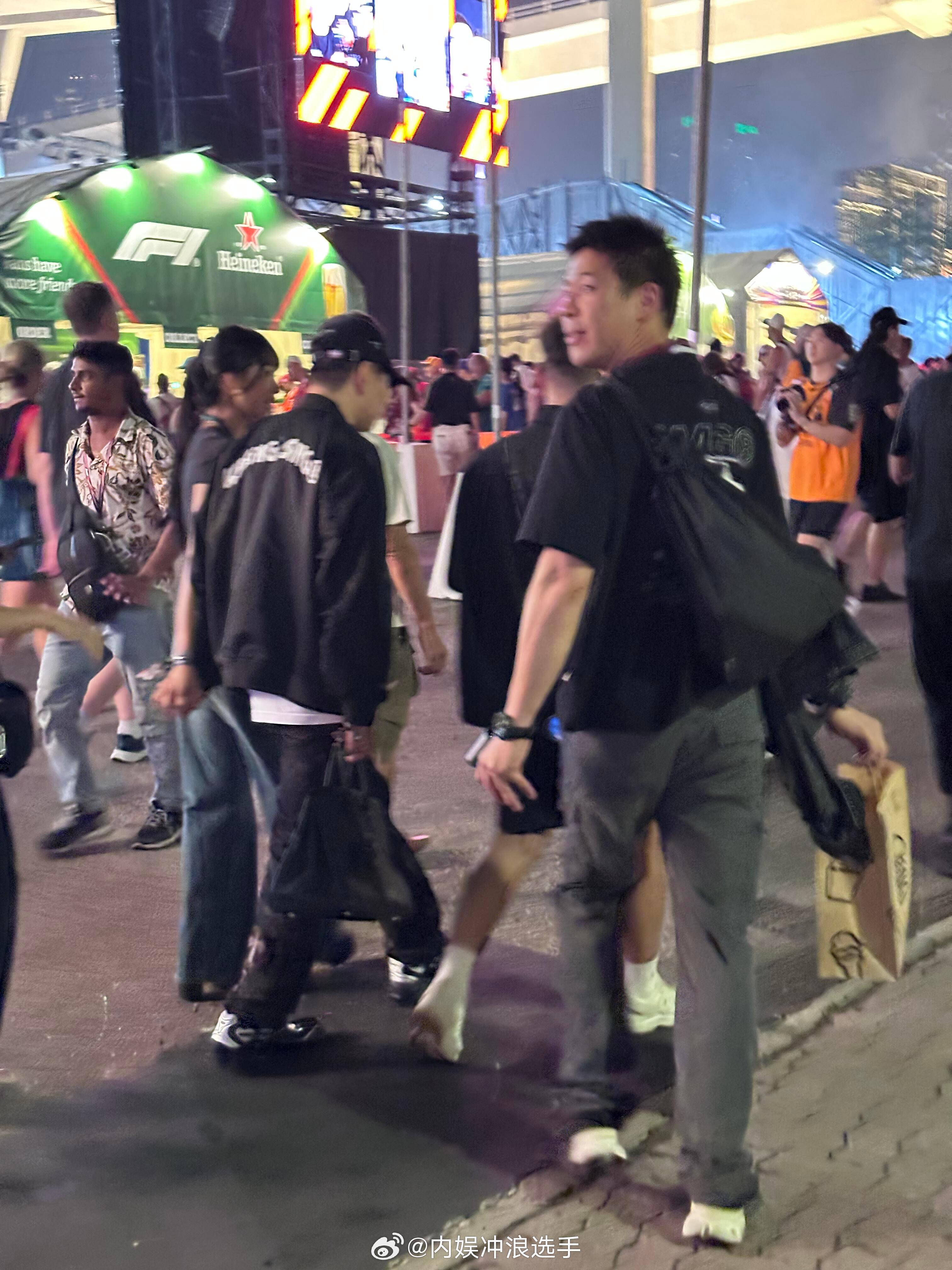 林俊杰七七十指紧扣逛街新加坡街头偶遇林俊杰七七 新加坡街头偶遇林俊杰七七，两人十