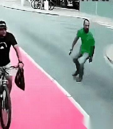 网上那个抢劫的视频，看得我手心冒汗。
一个戴帽子的男人，鬼鬼祟祟跟在前面那人身后