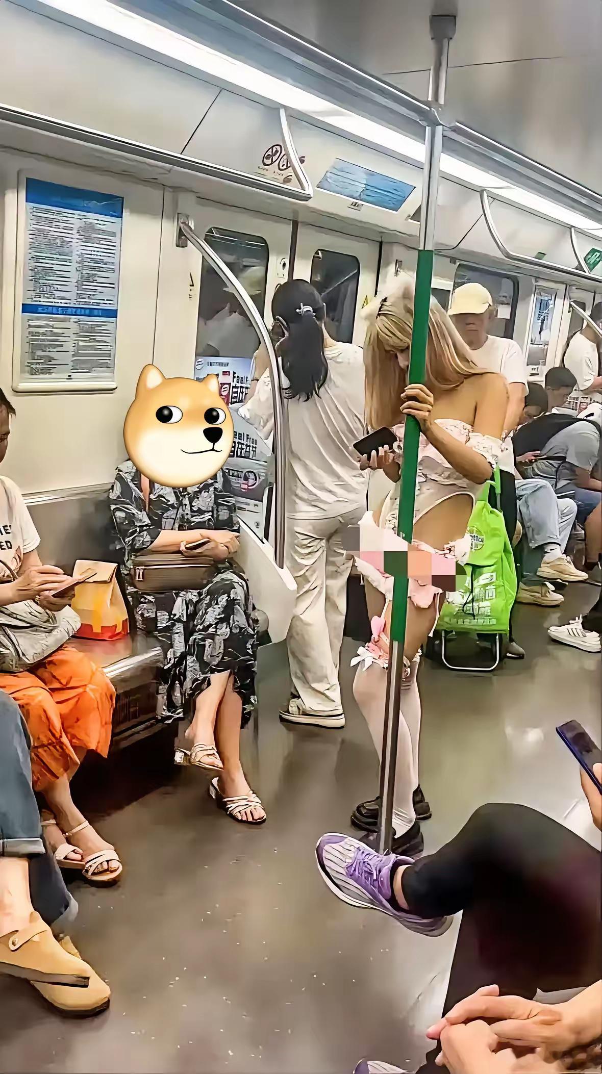 这个着装也敢出门走进地铁[泪奔][泪奔]，真佩服她的勇气，旁边的阿姨看呆了，有人