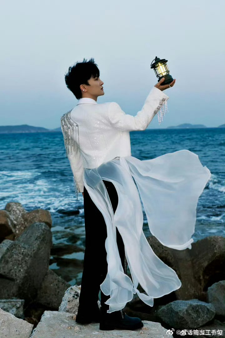 周深唱白日提灯ostOST王者周深再度出手，为《白日提灯》倾情献唱主题曲。空灵声