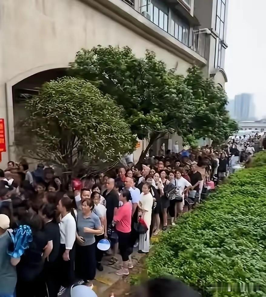 都什么年代了，长沙人还在排队买月饼？
中秋佳节临近，今天路过长沙一家知名月饼店门