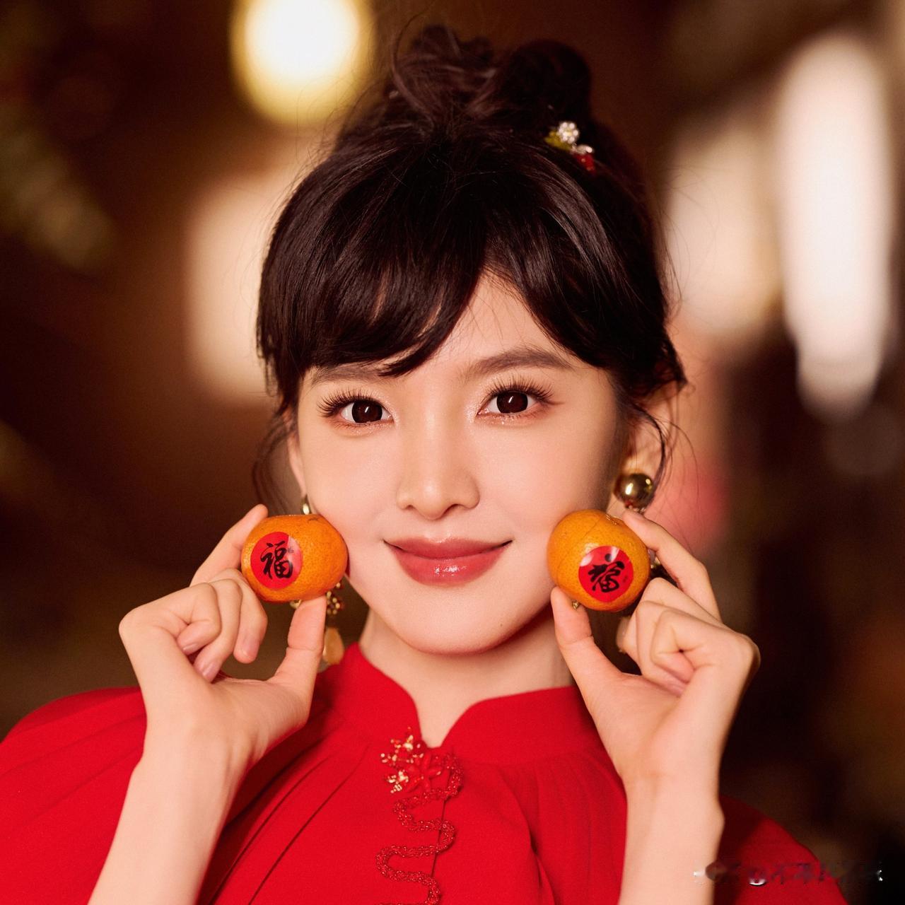 章若楠的发型一直是时尚圈的甜美范本。她那标志性的长发，或自然垂落，如黑色绸缎般柔