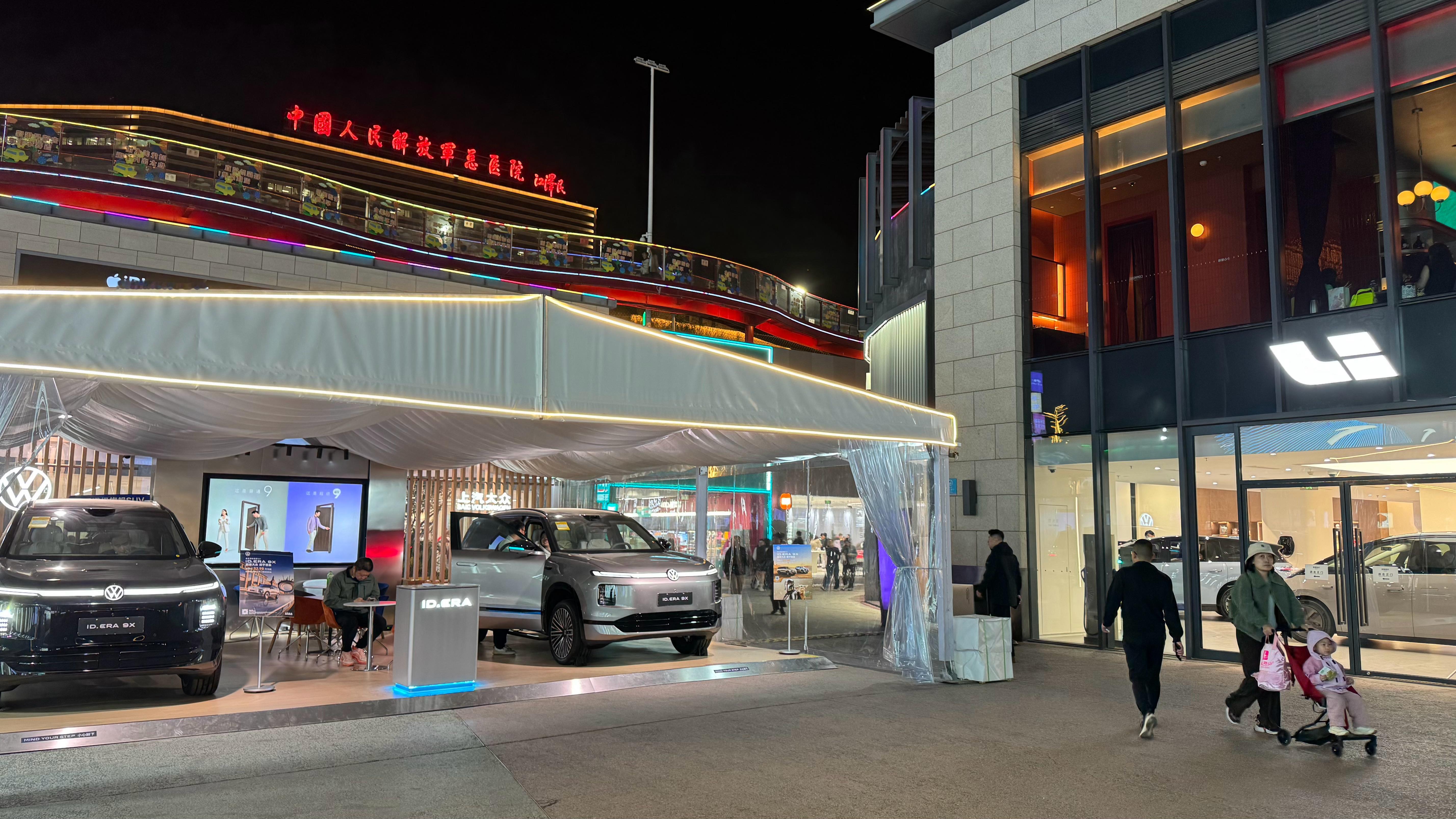 日产NX8可以和大众学一学直接把车摆在理想门口这样对比的效果更好 