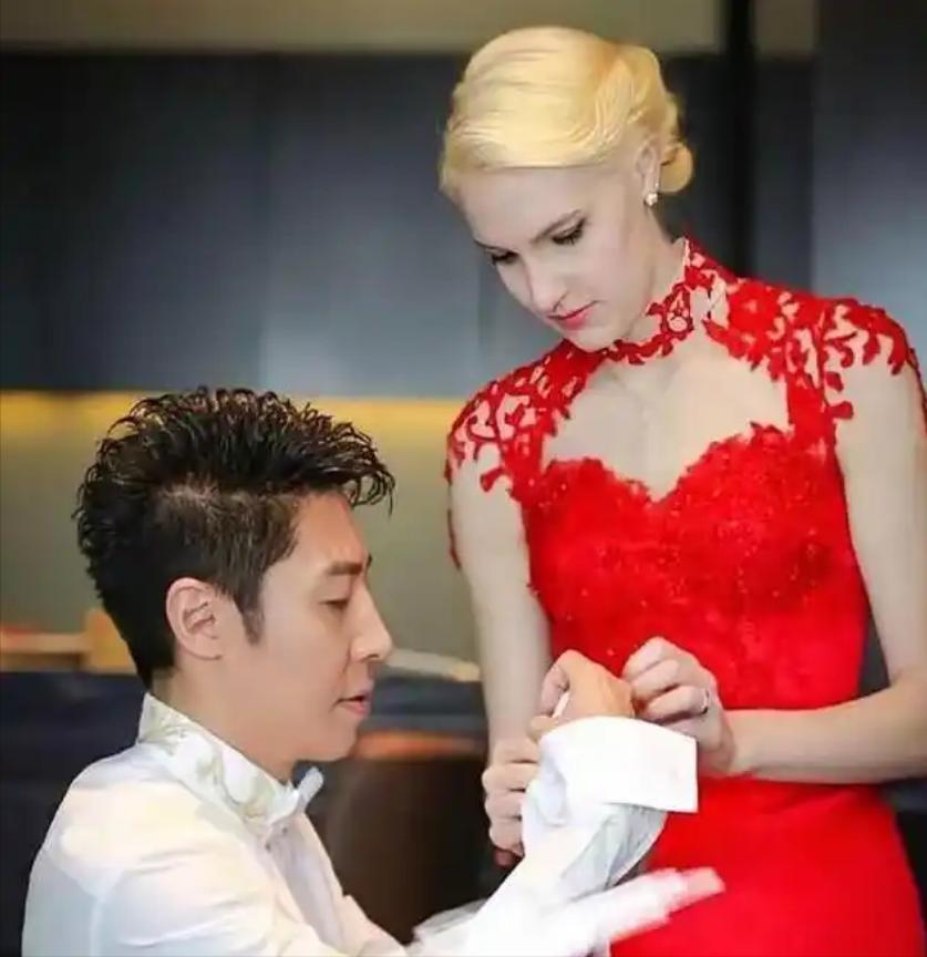 2016年，撒贝宁和国际巨星分手后，娶了加拿大妻子李白，有一次，两人吵架了。李白