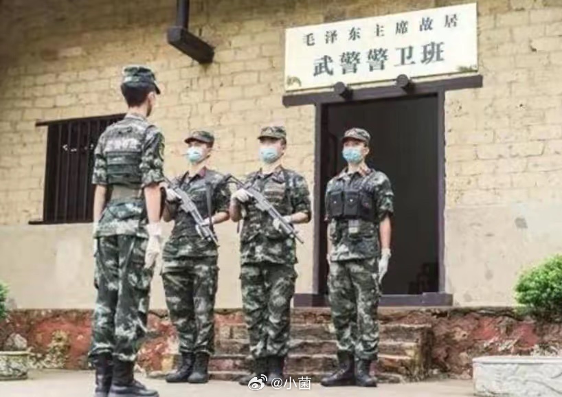 军迷中流传一句话，“北有国旗班，南有故居班”。毛主席故居武警警卫班，被誉为 “天