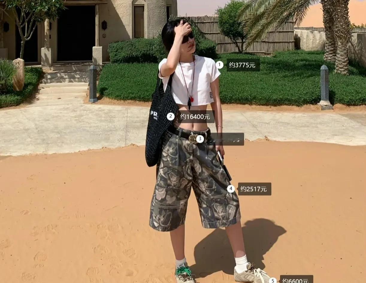 Jackeylove好会找女友哦！富婆女友“吴55”一身随性穿搭，总价值竟然超过