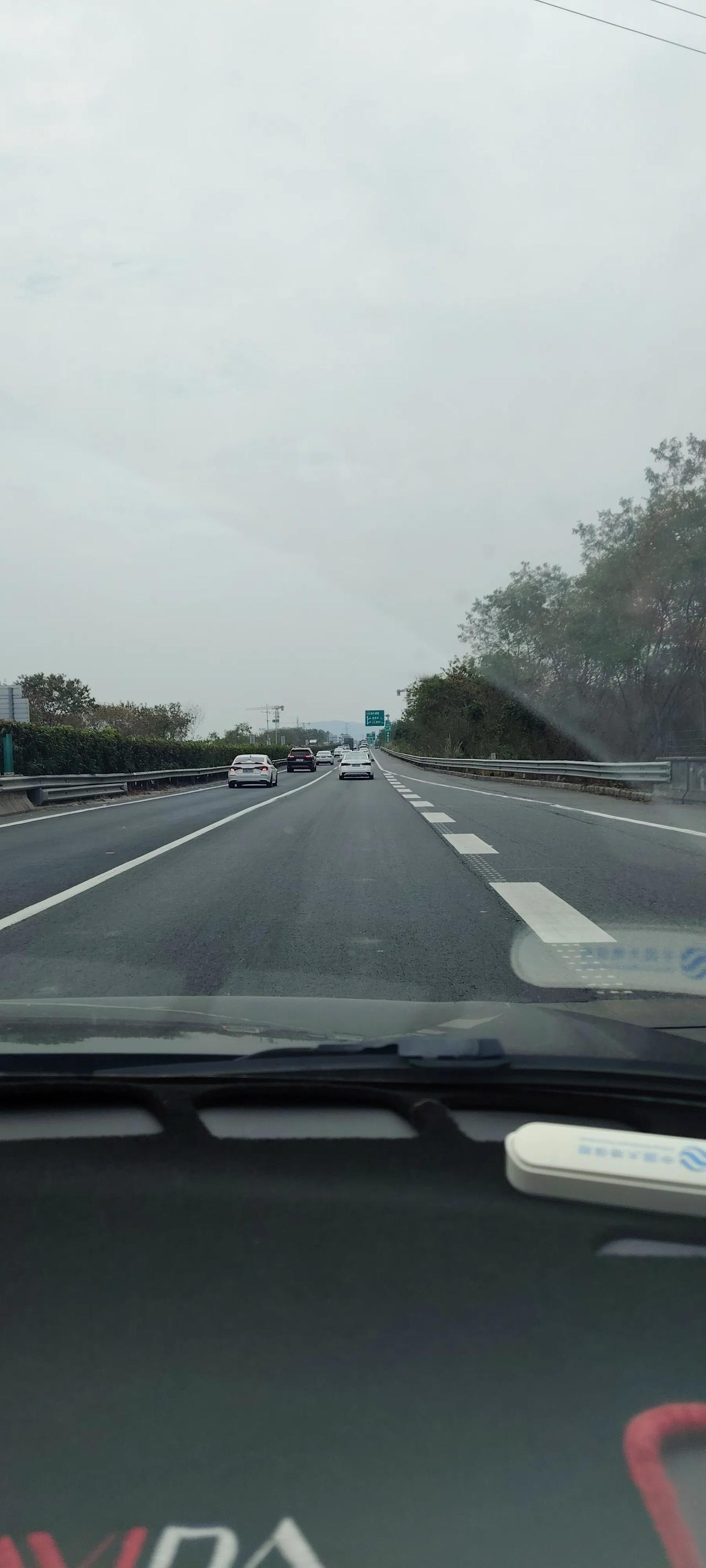 图中汕昆高速为埔上立交至登岗立交段，双向四车道已经无法满足通行需求，因为该路段车