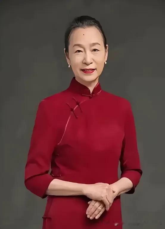 他去美国进修，整整两年没见老婆。等他回国，看到老婆正在坐月子，他没有发火，没有暴