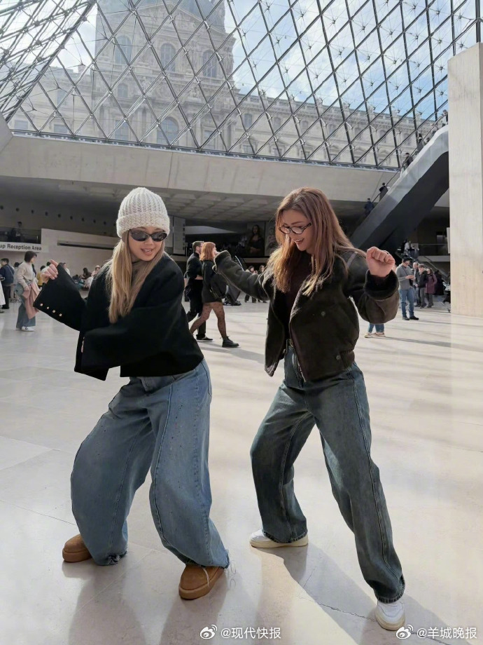 【#阿sa容祖儿巴黎旅行#】#阿Sa容祖儿在卢浮宫跳舞#2月27日，晒出与一起旅