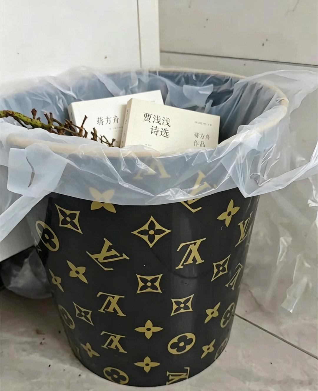 据说这个垃圾桶挺好用，什么垃圾都可以装