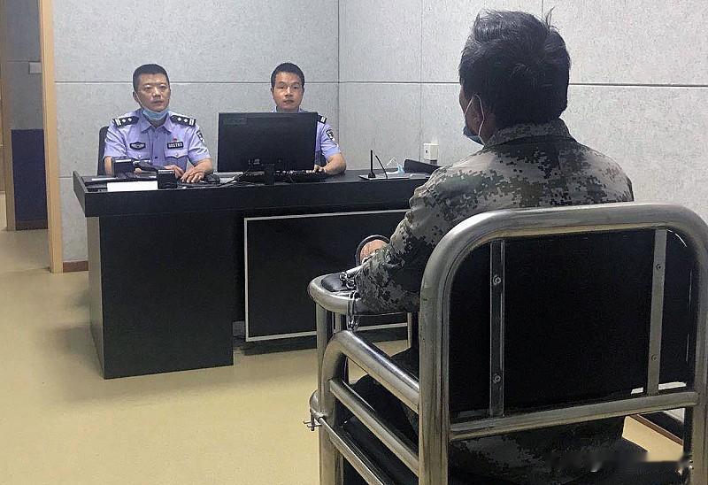 八旬老人违法被拘一句“想找人说话”戳中千万子女泪点
凌晨两点，审讯室的灯光惨白。