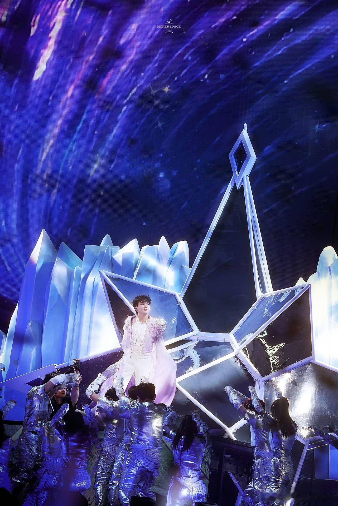 周深remix舞台周深既然这宇宙让我单身 周深演唱会开场歌词空耳名场面！原词“诞